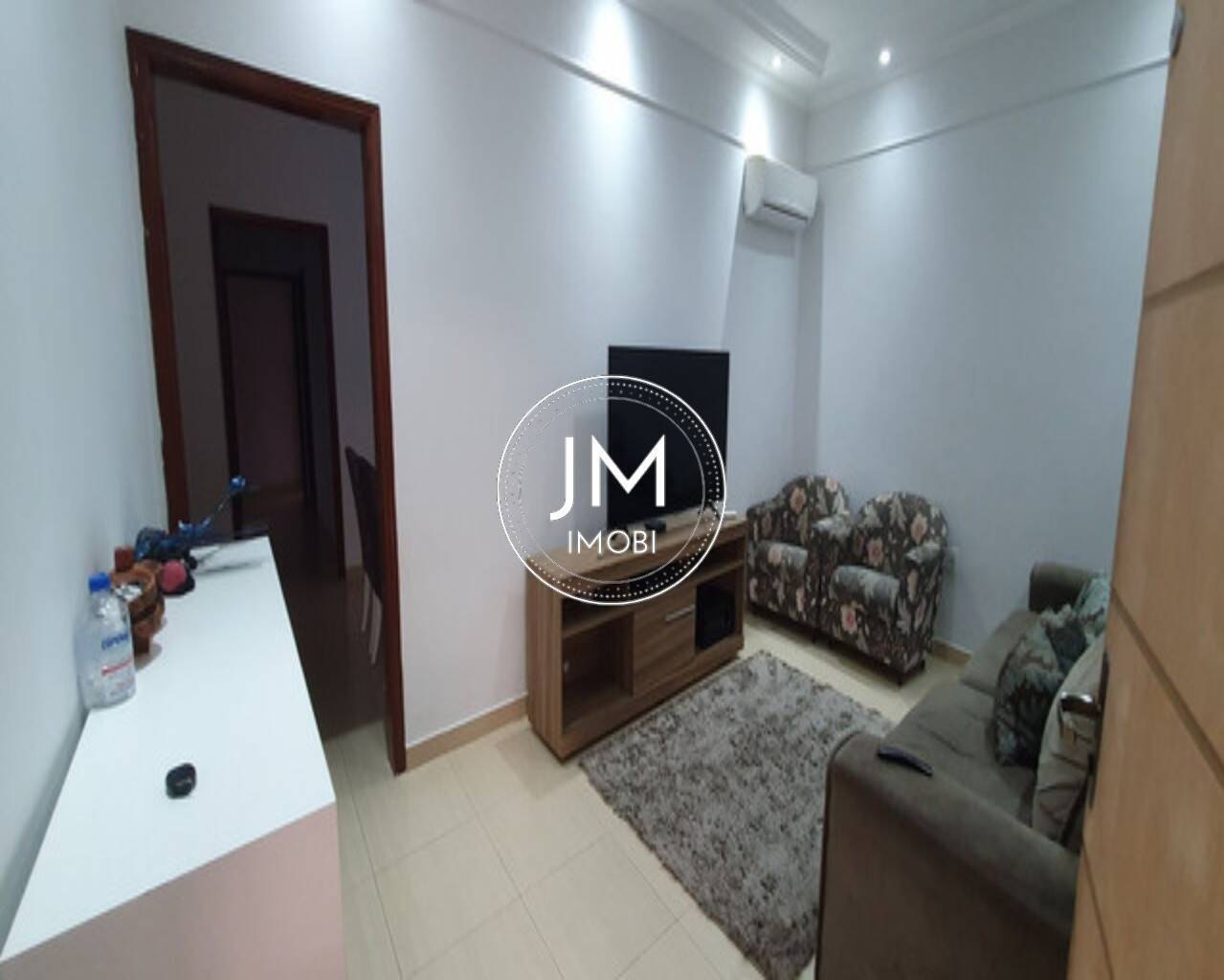Casa a venda em Hortolândia no bairro Vila Real, com 3 quartos sendo um suíte e 4 vagas cobertas