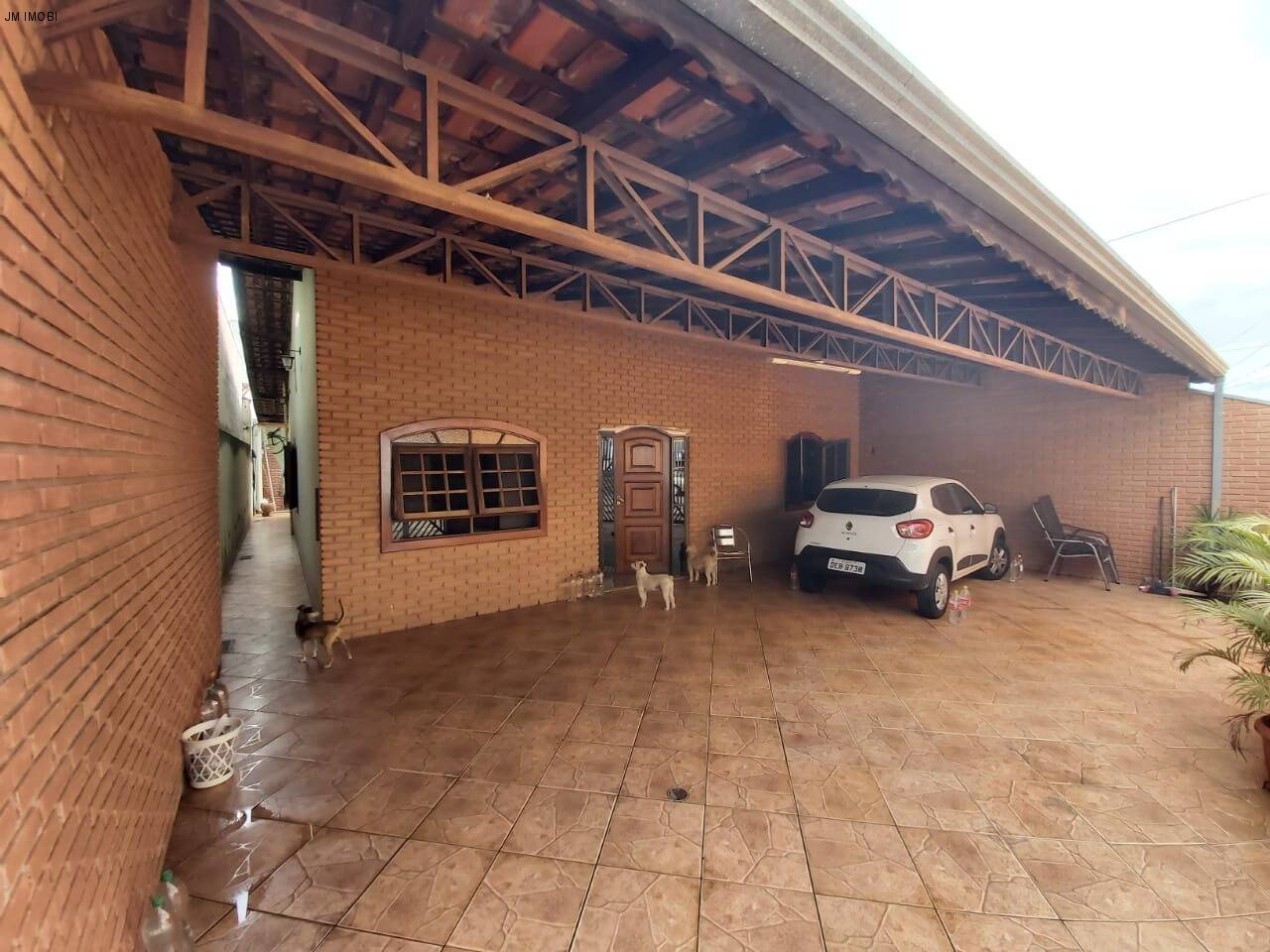 Casa a venda em Hortolândia podendo ser ponto comercial, com 3 quartos e 4 vagas. Aceita financiamento!