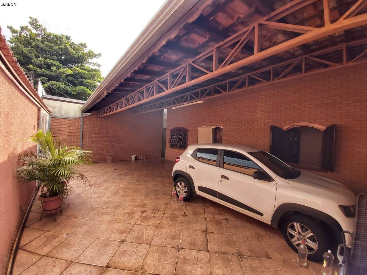 Casa a venda em Hortolândia podendo ser ponto comercial, com 3 quartos e 4 vagas. Aceita financiamento!