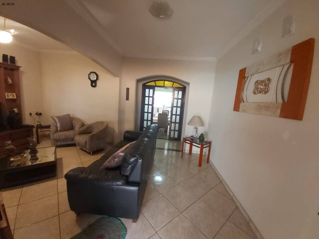 Casa a venda em Hortolândia podendo ser ponto comercial, com 3 quartos e 4 vagas. Aceita financiamento!