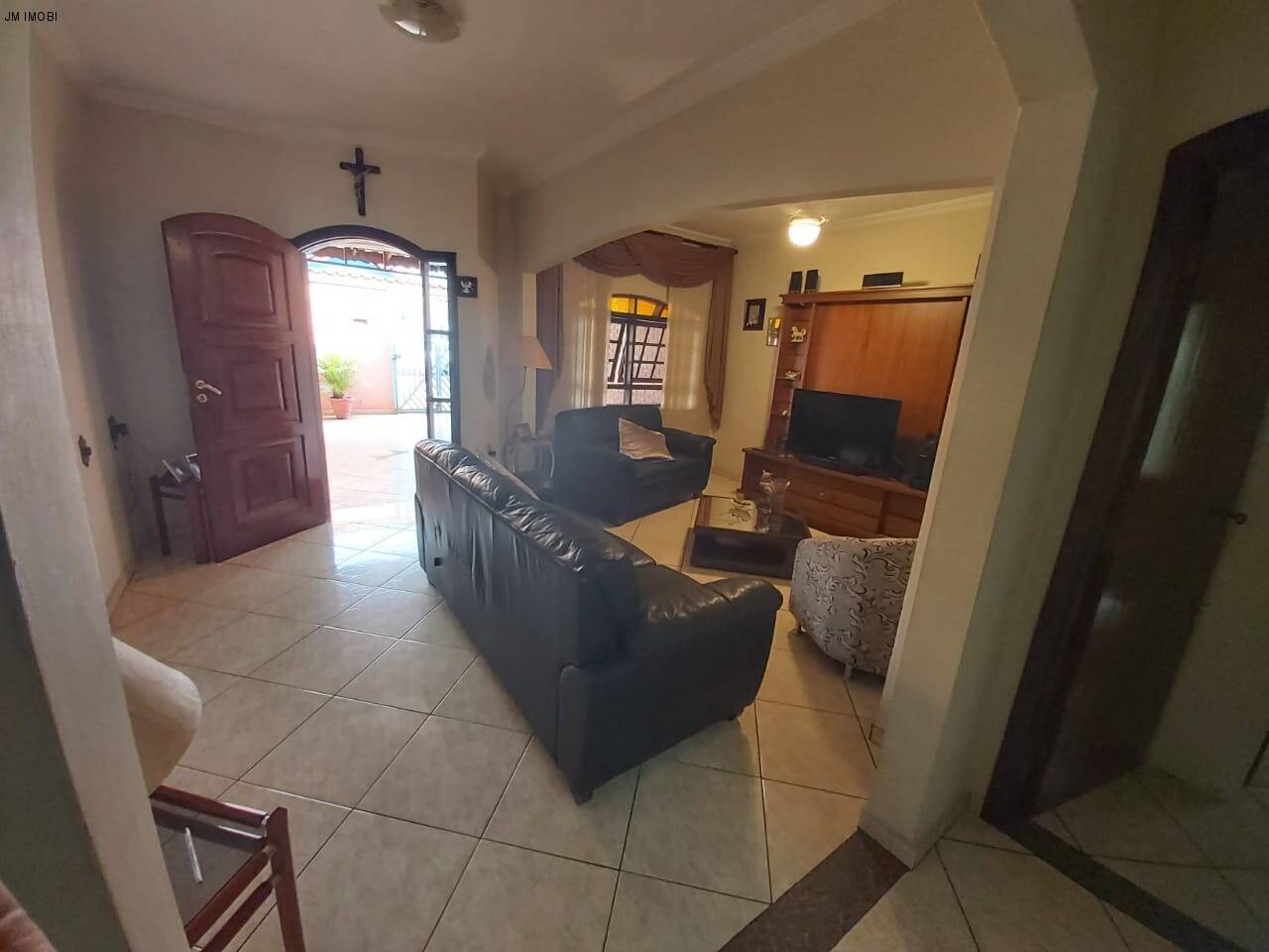 Casa a venda em Hortolândia podendo ser ponto comercial, com 3 quartos e 4 vagas. Aceita financiamento!