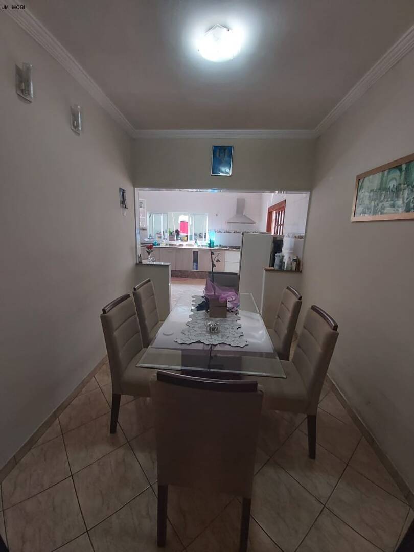 Casa a venda em Hortolândia podendo ser ponto comercial, com 3 quartos e 4 vagas. Aceita financiamento!