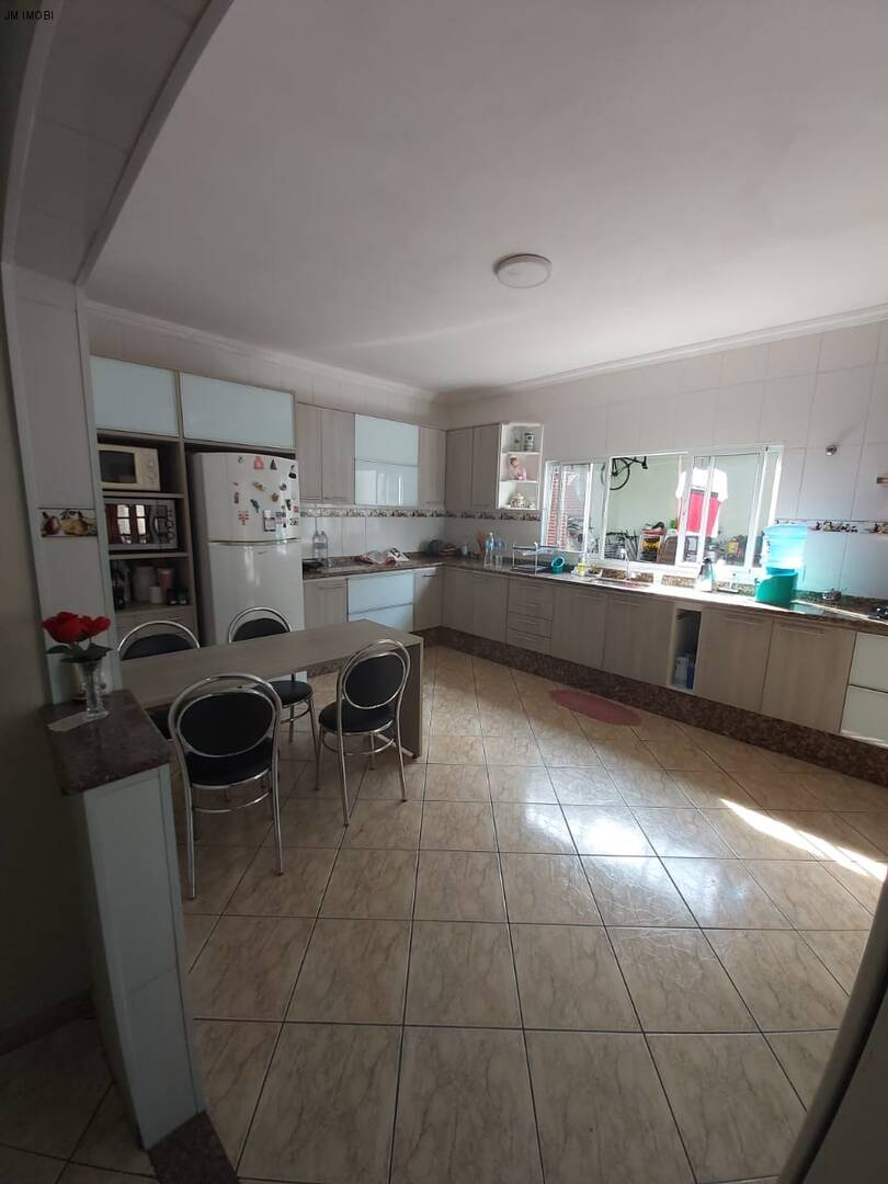 Casa a venda em Hortolândia podendo ser ponto comercial, com 3 quartos e 4 vagas. Aceita financiamento!