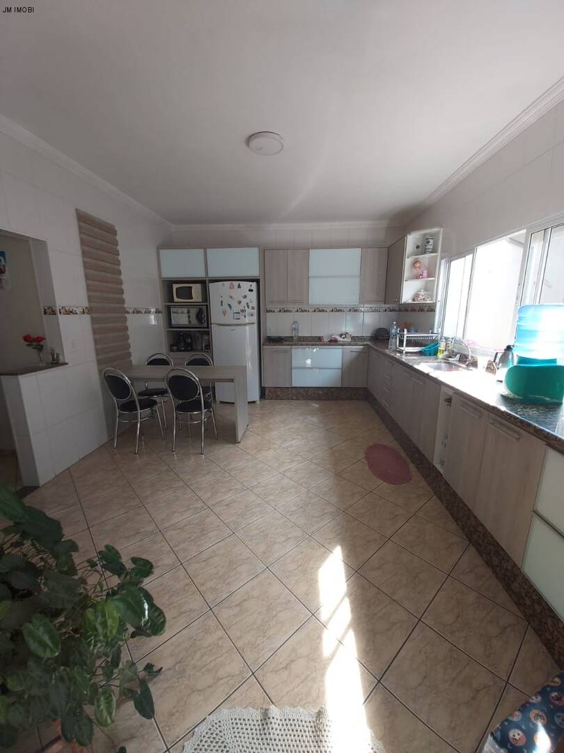 Casa a venda em Hortolândia podendo ser ponto comercial, com 3 quartos e 4 vagas. Aceita financiamento!