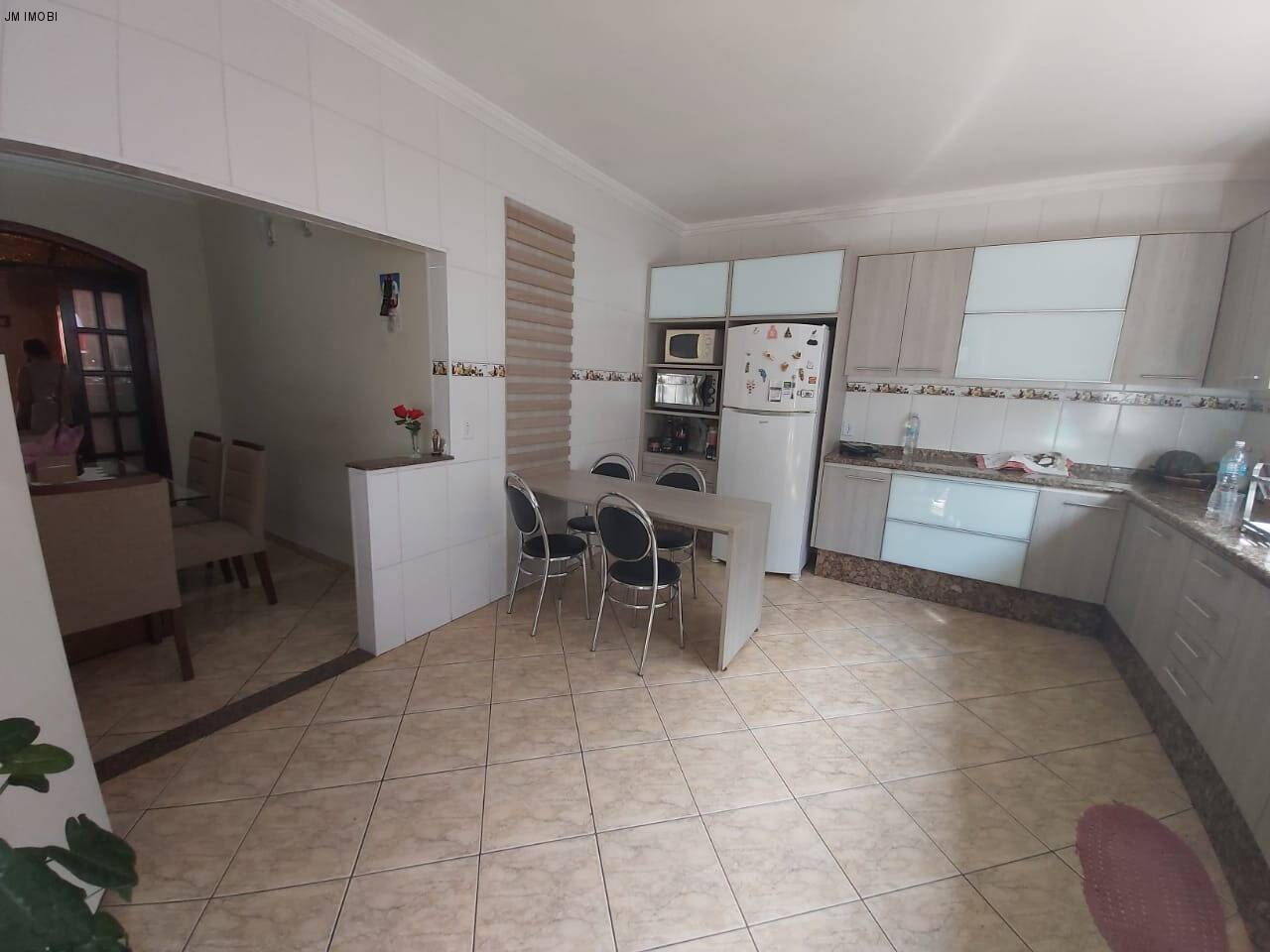 Casa a venda em Hortolândia podendo ser ponto comercial, com 3 quartos e 4 vagas. Aceita financiamento!