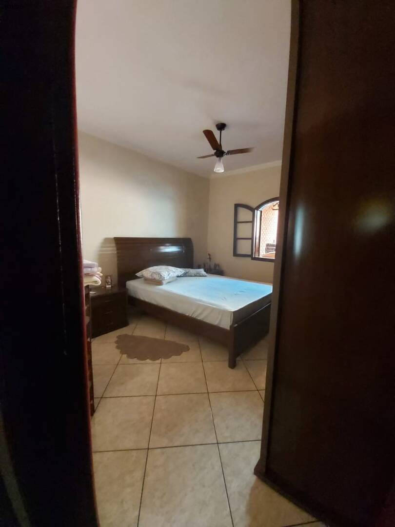 Casa a venda em Hortolândia podendo ser ponto comercial, com 3 quartos e 4 vagas. Aceita financiamento!
