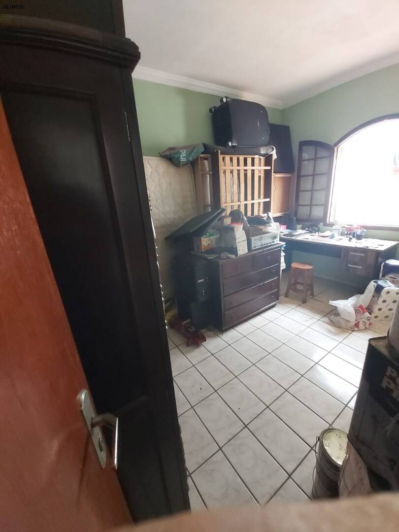 Casa a venda em Hortolândia podendo ser ponto comercial, com 3 quartos e 4 vagas. Aceita financiamento!