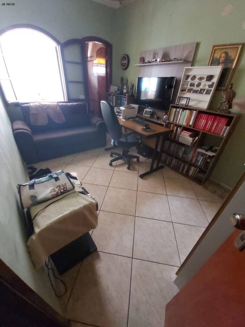 Casa a venda em Hortolândia podendo ser ponto comercial, com 3 quartos e 4 vagas. Aceita financiamento!