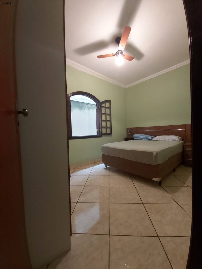 Casa a venda em Hortolândia podendo ser ponto comercial, com 3 quartos e 4 vagas. Aceita financiamento!