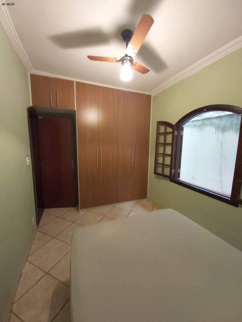 Casa a venda em Hortolândia podendo ser ponto comercial, com 3 quartos e 4 vagas. Aceita financiamento!