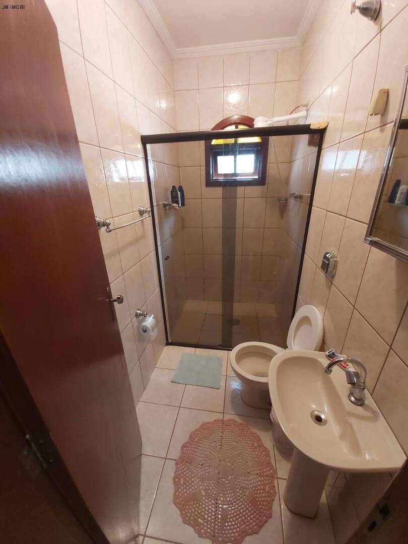 Casa a venda em Hortolândia podendo ser ponto comercial, com 3 quartos e 4 vagas. Aceita financiamento!