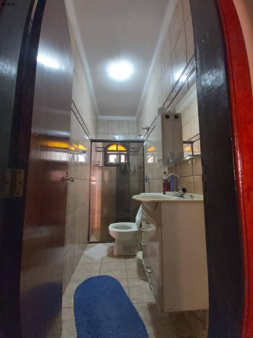 Casa a venda em Hortolândia podendo ser ponto comercial, com 3 quartos e 4 vagas. Aceita financiamento!