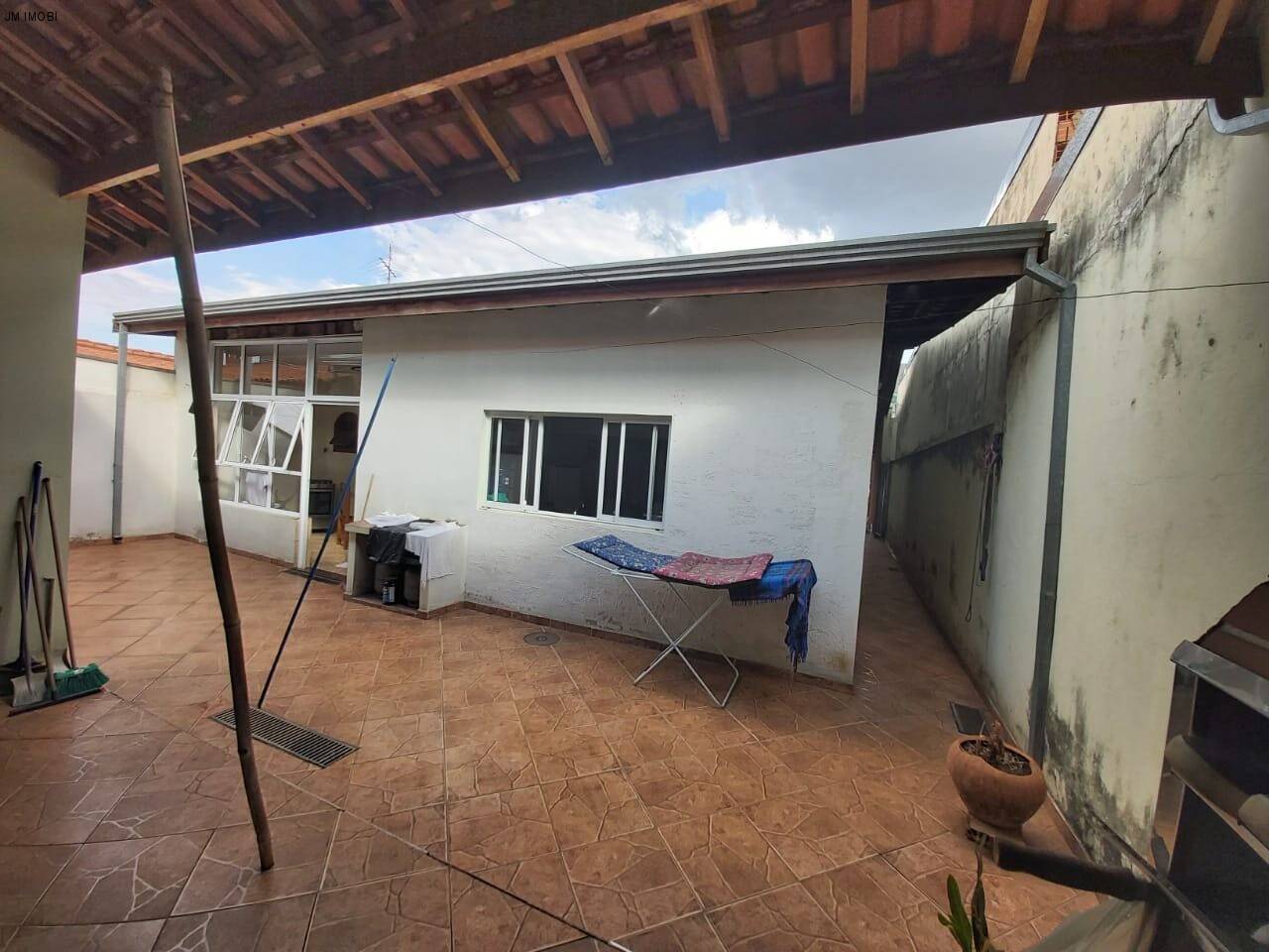 Casa a venda em Hortolândia podendo ser ponto comercial, com 3 quartos e 4 vagas. Aceita financiamento!