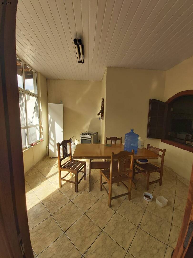 Casa a venda em Hortolândia podendo ser ponto comercial, com 3 quartos e 4 vagas. Aceita financiamento!
