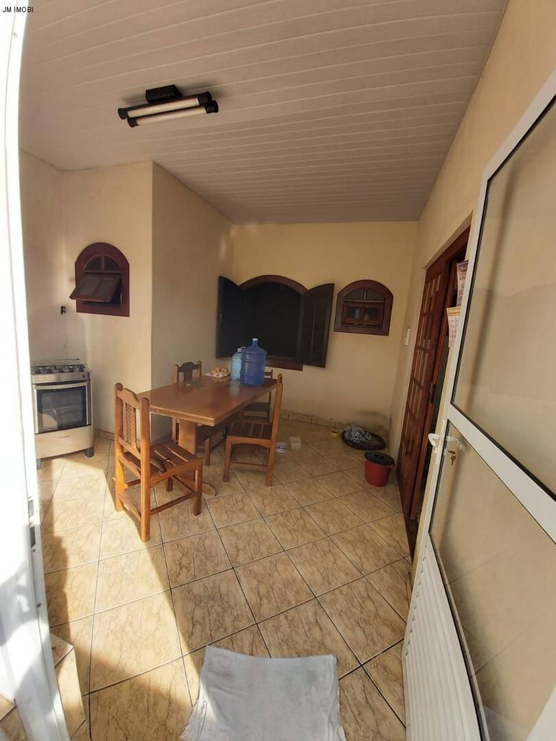 Casa a venda em Hortolândia podendo ser ponto comercial, com 3 quartos e 4 vagas. Aceita financiamento!