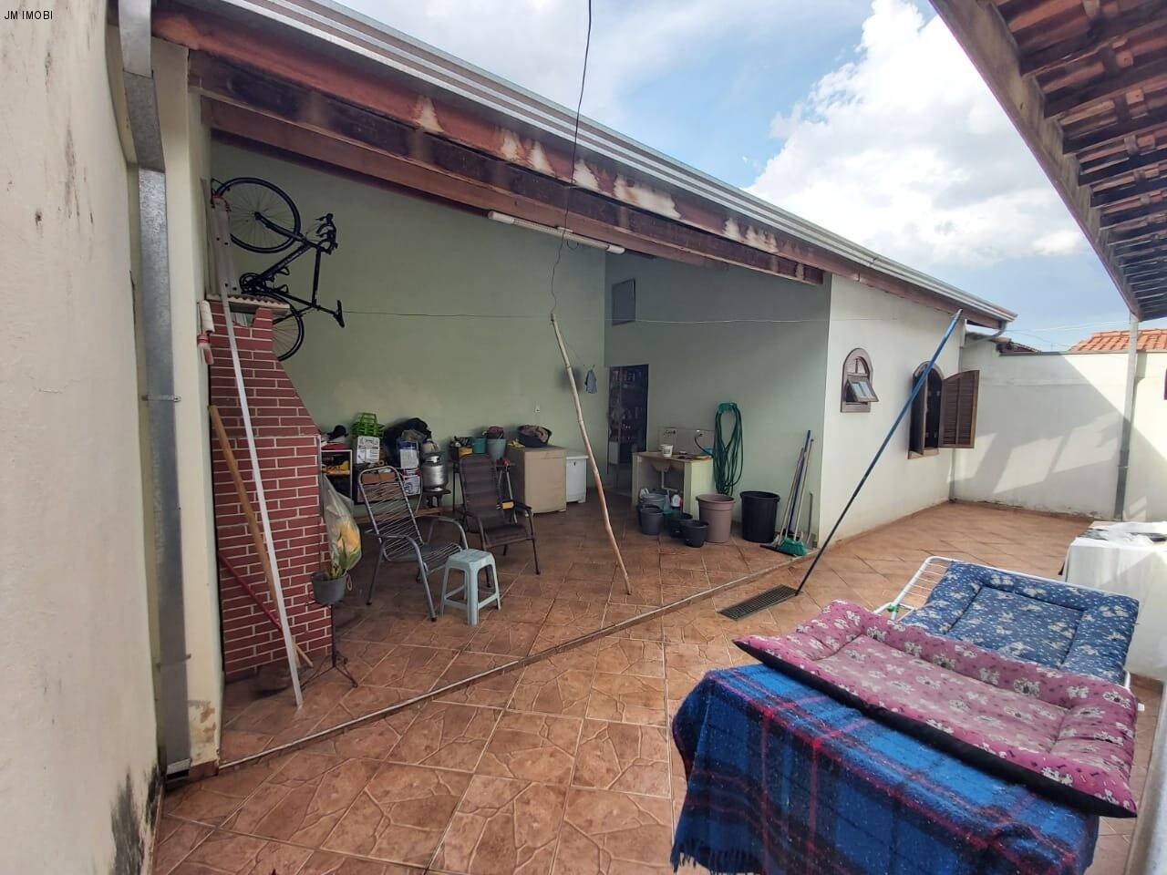 Casa a venda em Hortolândia podendo ser ponto comercial, com 3 quartos e 4 vagas. Aceita financiamento!