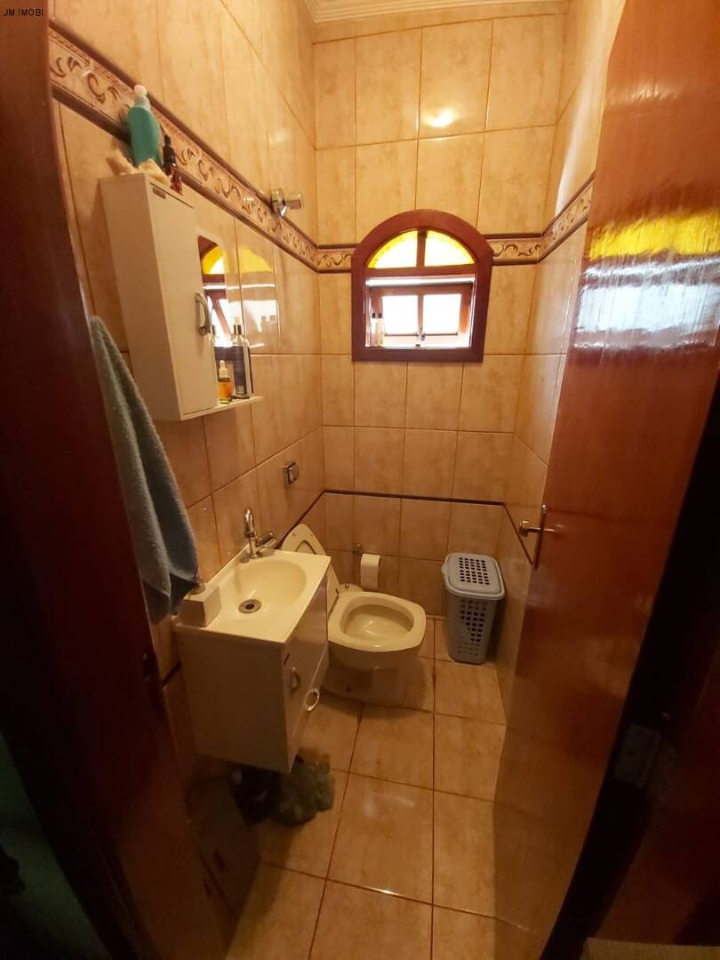 Casa a venda em Hortolândia podendo ser ponto comercial, com 3 quartos e 4 vagas. Aceita financiamento!
