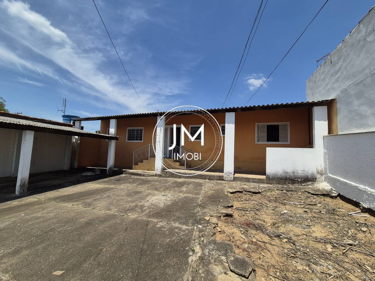 Casa a venda em Monte Mor composta por 2 quartos e amplo quintal. Aceita financiamento.