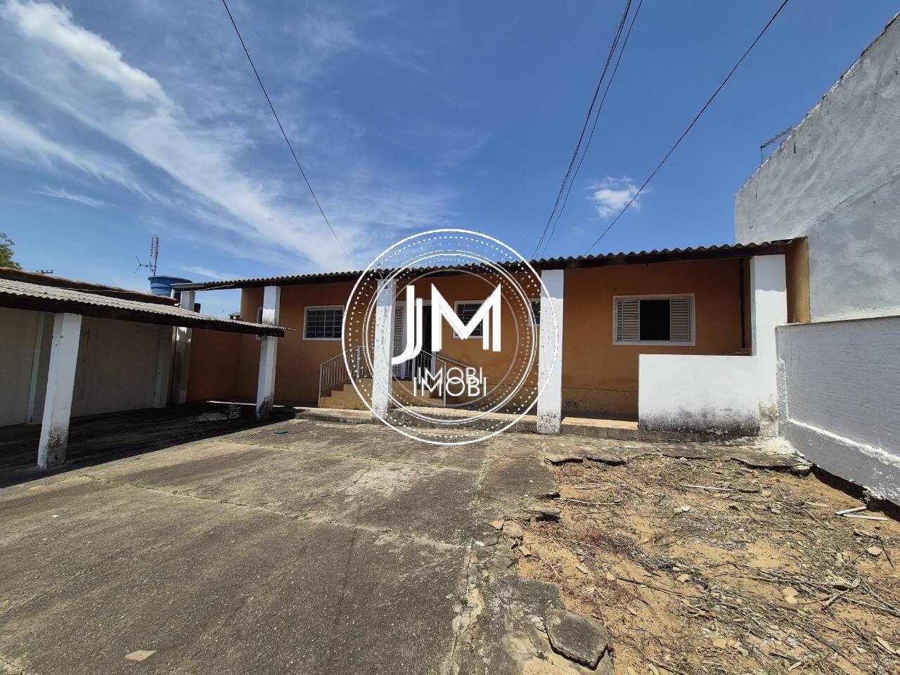 Casa a venda em Monte Mor composta por 2 quartos e amplo quintal. Aceita financiamento.